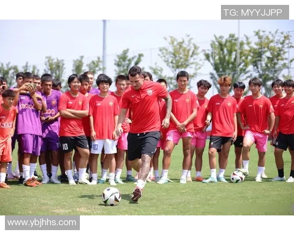 足球球星基本功测试挑战展示，细致呈现技巧与身体协调性的极致考验